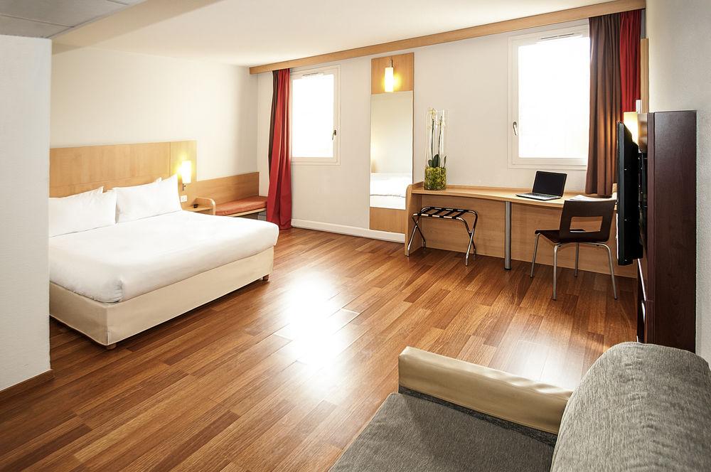 Easyhotel Palais Des Congrès – Old Town Hotel