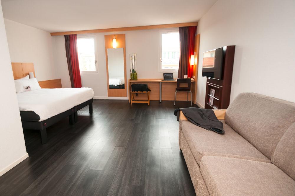 Easyhotel Palais Des Congrès – Old Town Hotel